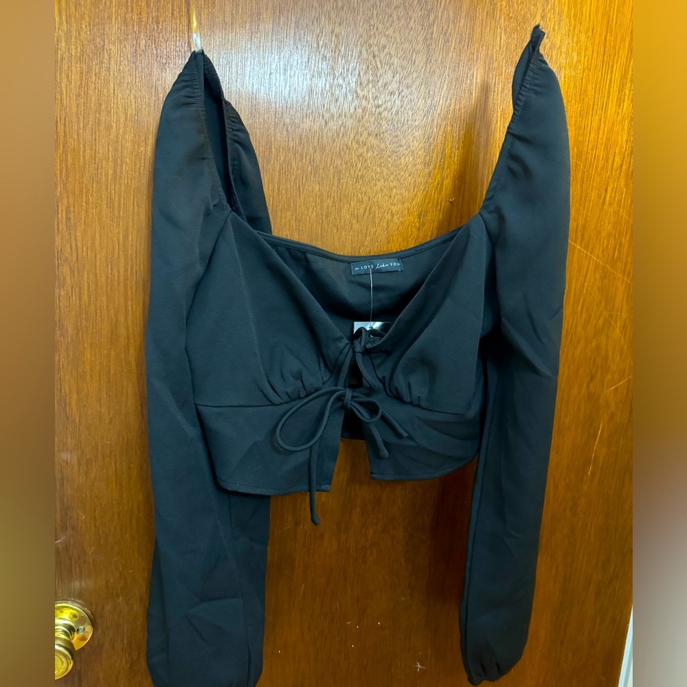 The front puff sleeve crop black shirt
